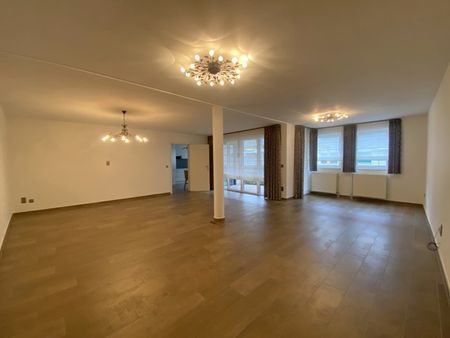 Zeer ruim appartement met 2 slaapkamers in het centrum - Photo 3
