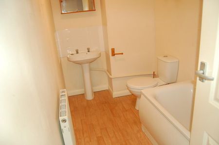 1 bedroom ground floor flat to rent - Photo 2