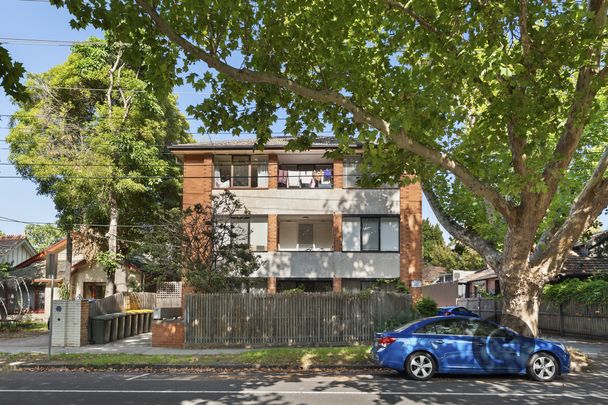 Spacious Ground Floor Apartment in Prime Location - Photo 1