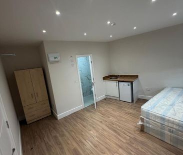 1 bedroom in a house share to rent - Photo 2