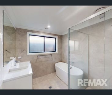 8A Valencia Drive, Gobbagombalin, NSW 2650 - Photo 6