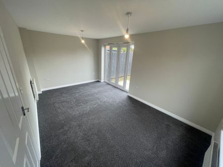 3 bed Town House - To Let - Photo 2