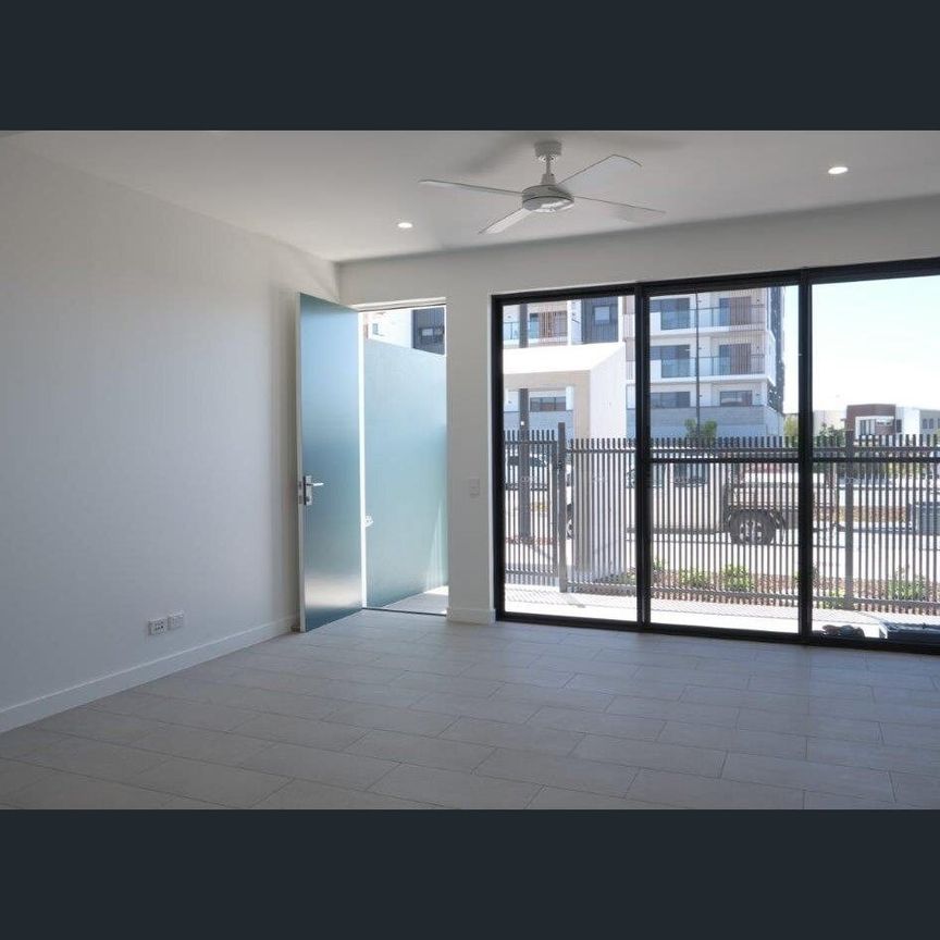 Spacious 1 bedroom townhouse in the Heart of Birtinya Rent goes up to $600pw on the 13/12/2025 - Photo 1