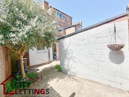 4 bedroom end of terrace house to rent - Photo 3