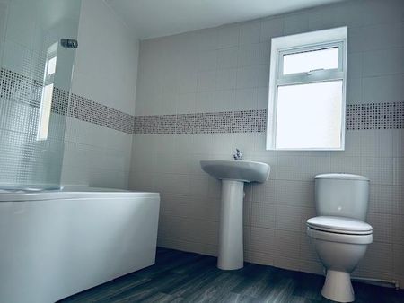 2 bedroom end of terrace house to rent - Photo 3