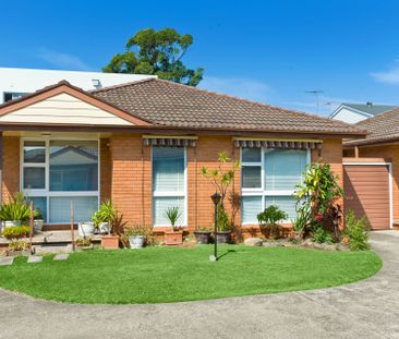 Charming Villa Home in a Quiet Street - Photo 3