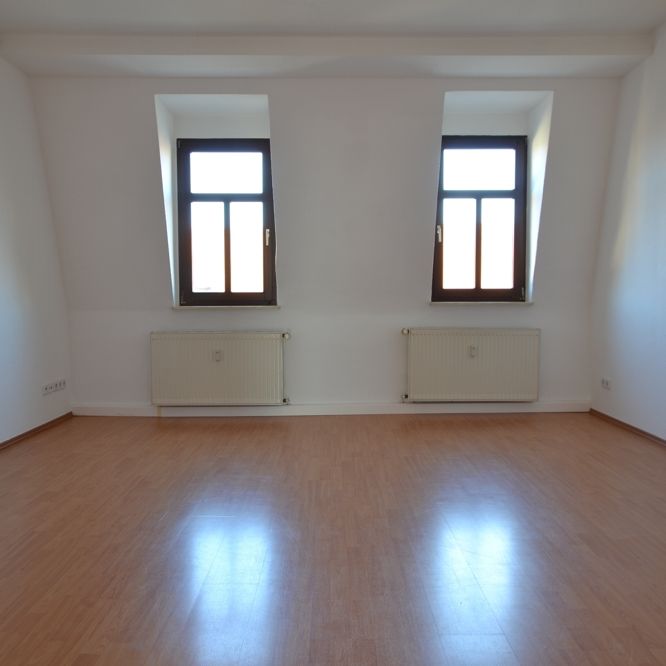 3-Raumwohnung mit Einbauküche , Wannenbad & Laminat - Foto 1