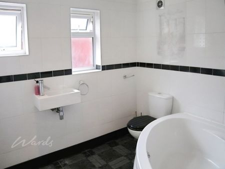 3 bedroom end of terrace house to rent - Photo 2
