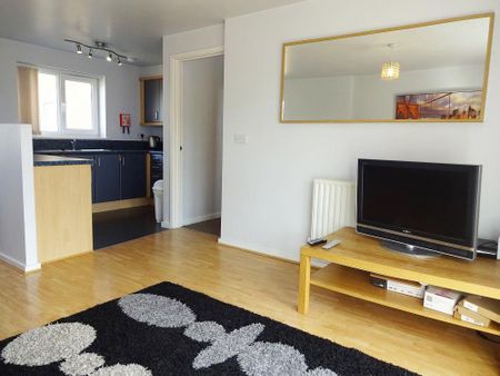3 bedroom flat to rent - Photo 2