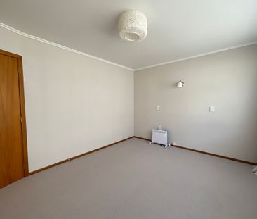 TWO BEDROOM REFRESHED HOME IN THE CITY CENTRE - Photo 2