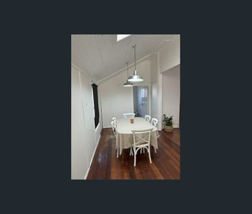 Quaint Queenslander in great location of Wynnum - Photo 3