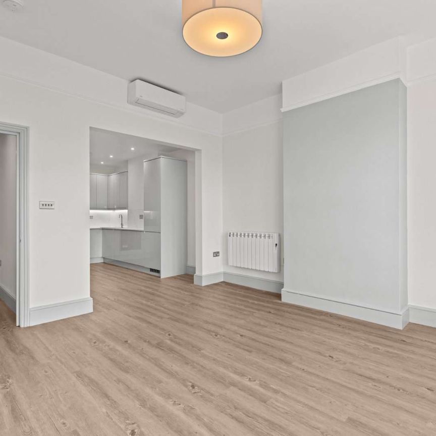 A fully refurbished one bedroom apartment with air conditioning in the heart of Sunningdale. - Photo 1