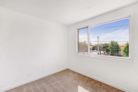 4 Bed, 2 Bath - Photo 3