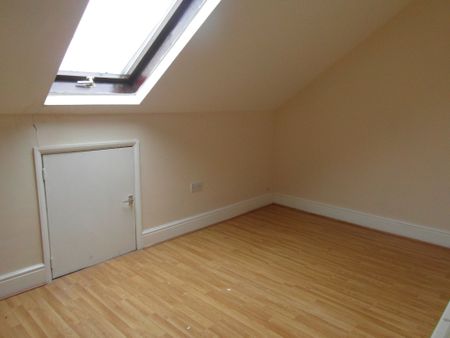 ***Available NOW* A one bedroom second floor property in the heart of Normanton Road. Providing excellent access to Derby City Centre and all local amenities. The property comprises of a large bedroom with separate bathroom, leading on to a eat in kitchen. - Photo 2