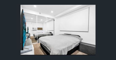 Newly renovated penthouse view apartment - Photo 5