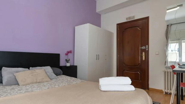 Rooms for rent in 9-bedroom apartment in Almagro, Madrid - Photo 1