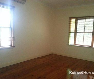 Charming 2-Bedroom Cottage - Photo 4