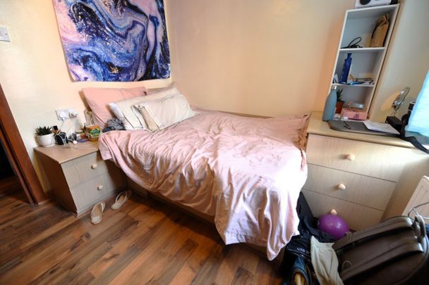 4 bedroom House in John Street, Leeds - Photo 1