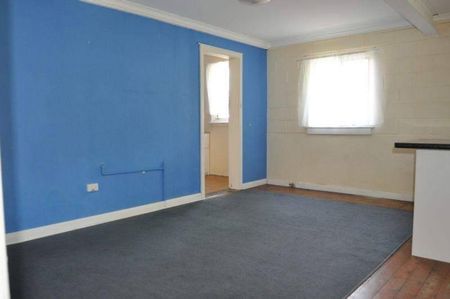 LARGE 5 BEDROOM HOME - Photo 3