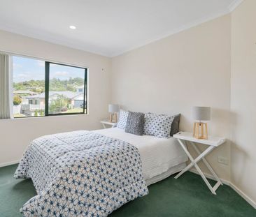 SPACIOUS THREE LEVEL HOME- FOUR BEDROOMS-OREWA! - Photo 6