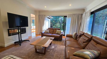 Modern 5 bedroom home partly furnished - Photo 2