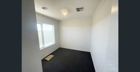 Modern 4-Bedroom Family Home with Solar Panels - Photo 4