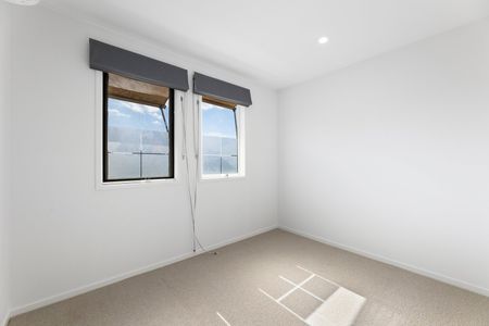 Renovated Luxury Townhouse and Leafy Seclusion in the Heart of Richmond - Photo 3