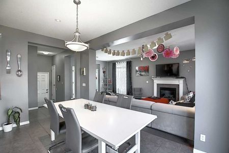 Spacious 4 Bed Home With Dual Primary Bedrooms!! - Photo 2