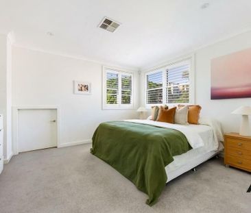 Stunning 4-Bedroom Family Home with Pool – Walk to Coogee Beach - Photo 4