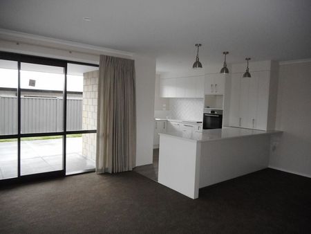 Family Home - Close to Excellent Schooling - Photo 3