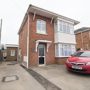 1 bed flat to rent in Columbia Road, Bournemouth, BH10 - Photo 2