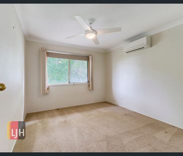 FULLY AIR CONDITIONED THREE-BEDROOM TOWNHOUSE WITH GREAT COURTYARD - Photo 4