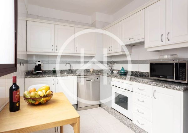 Amplio apartamento de cuatro dormitorios con vistas al mar en Radazul Bajo