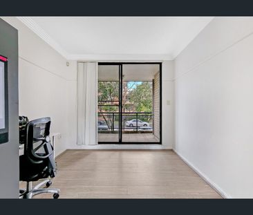 Stylish 3 Bed Apartment Living in Westmead - Photo 2