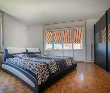 4.5 parfaitement situé, surplombant le quartier, avec balcon et vue - Photo 1