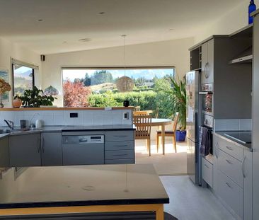 Three bedroom, elevated home, awesome views - Photo 3