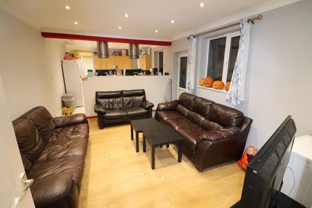 8 Bed Semi-Detached House, Alma Road, SO14 - Photo 3