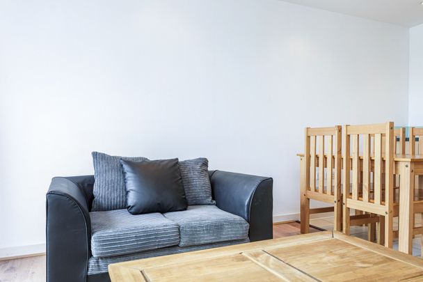 2 bedroom apartment to rent The Crescent, Gunwharf Quays, Portsmouth, PO1 - Photo 1
