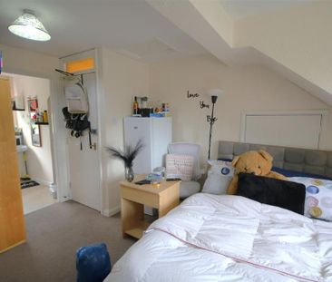 4 bedroom end of terrace house to rent - Photo 4