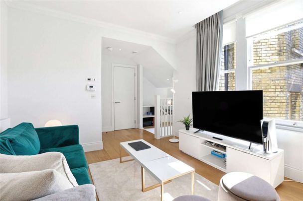 A bright one bedroom apartment in a charming red brick mews - Photo 1