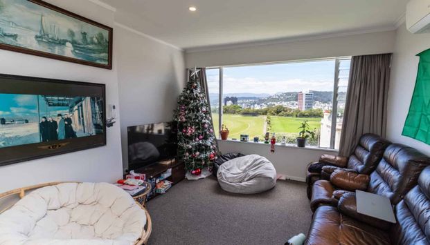 Sunny 6 Bedroom Kelburn Flat With A View - Photo 1