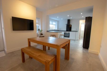 3 bedroom semi-detached house to rent - Photo 2