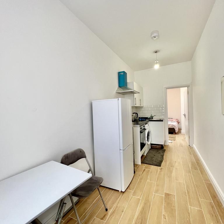Studio to rent - Photo 1
