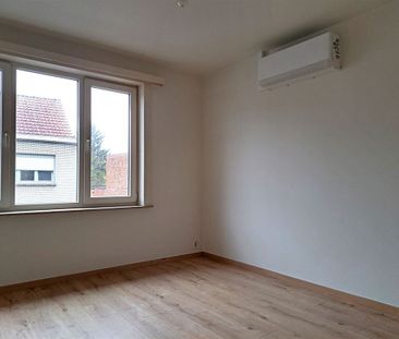 Gerenoveerde woning met 2 slaapkamers en dressing/bureel. Mooie tui... - Foto 5