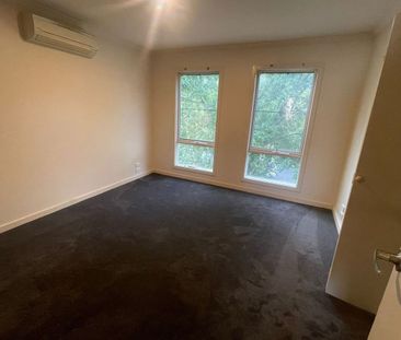 Simply Stunning, Ultra-Modern Executive Townhouse in Prime Location - Photo 2