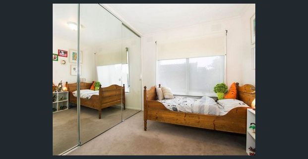 Stylish, Light-Filled Two-Bedroom Unit – Walk to Mt Eliza Village - Photo 1