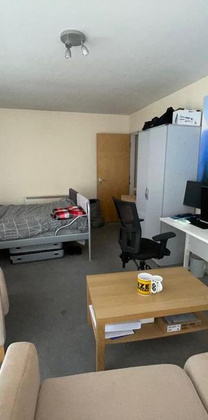 1 bedroom in a house share to rent - Photo 1