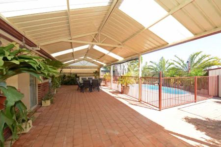 “Family home with swimming pool” - Photo 2