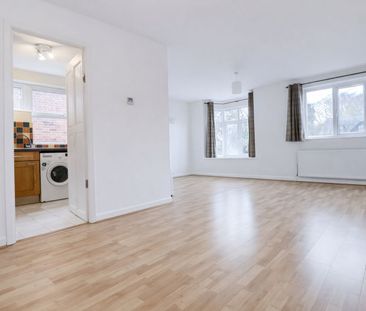 3 bedroom flat to rent - Photo 3