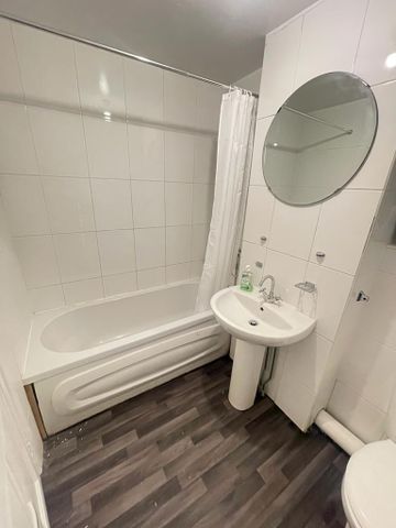 Grasscroft Drive Room 3 - Photo 2